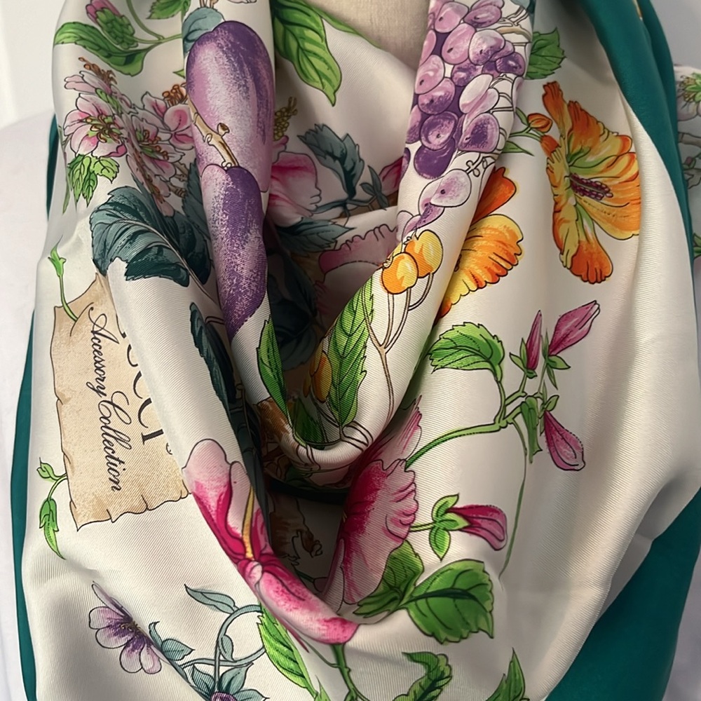 Gucci Blooms Silk Flora Garden Scarf - Picture 4 of 12